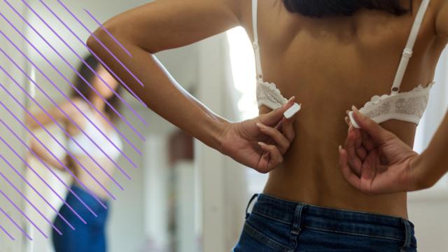Una mujer quitándose el sujetador.