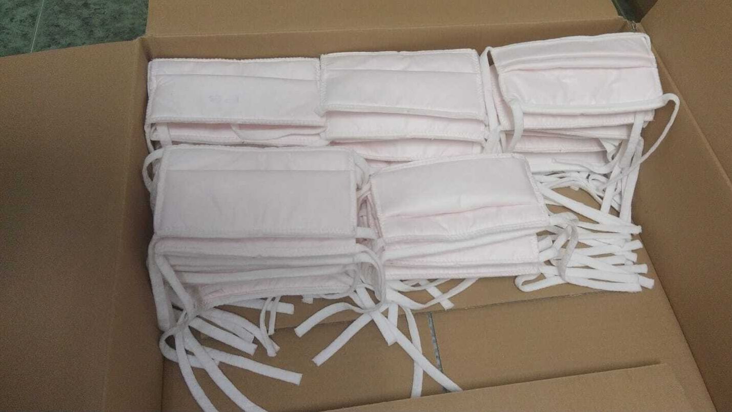 Una caja de mascarillas a medio llenar.