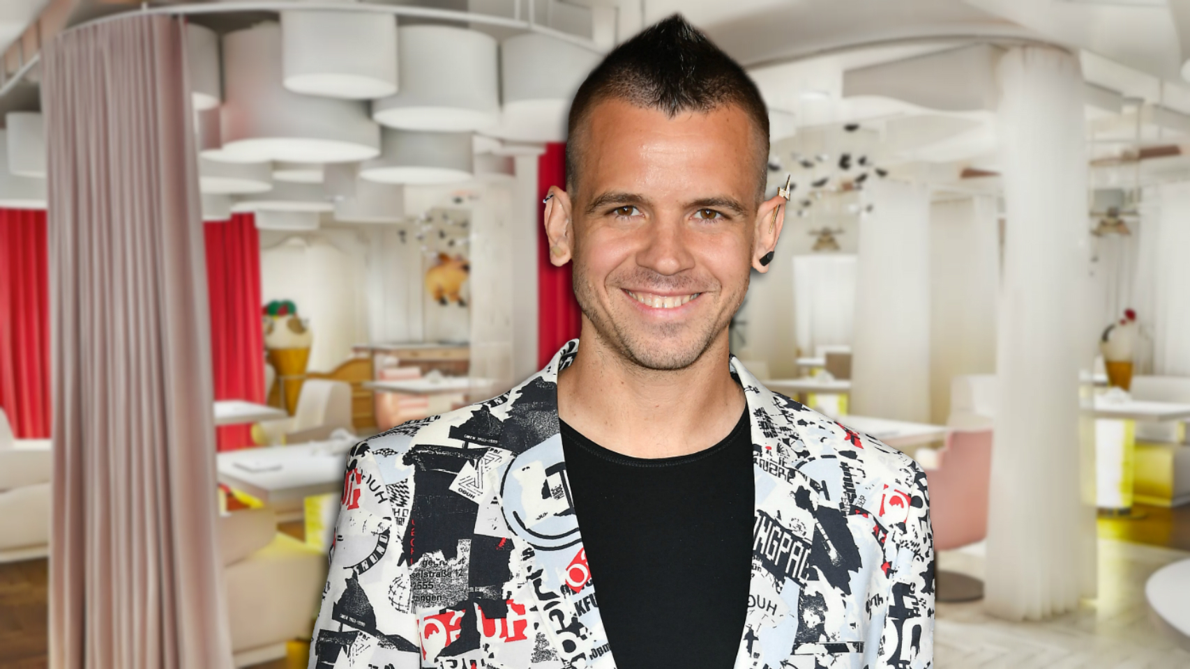 David Muñoz en un montaje de JALEOS frente a su restaurante madrileño.