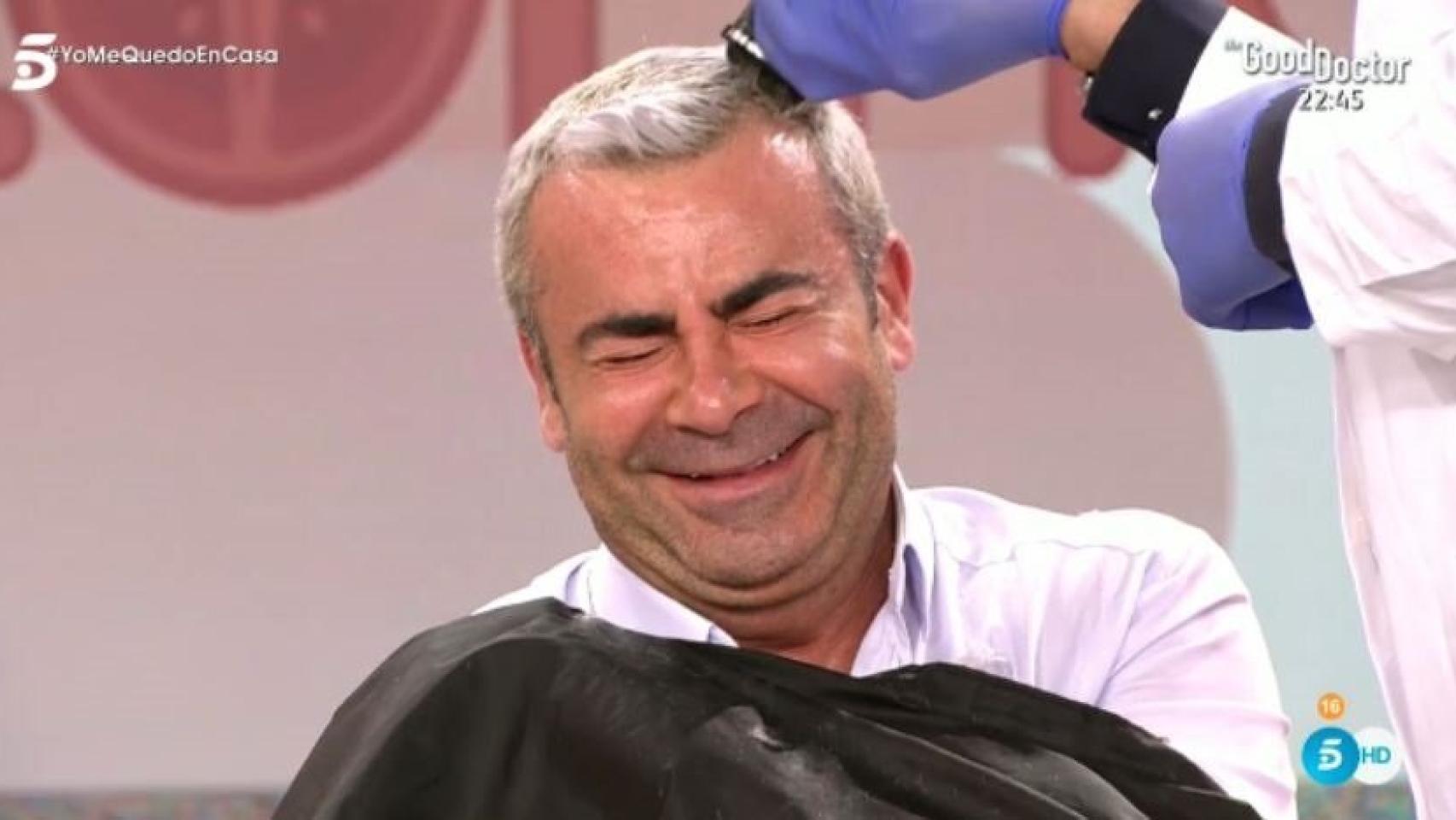Jorge Javier Vázquez en el momento en que Kiko Matamoros le ha cortado el pelo.