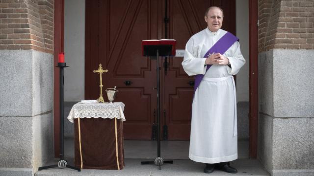 Santiago Pérez se ha visto obligado a realizar las oraciones por los difuntos en el pórtico de la capilla.