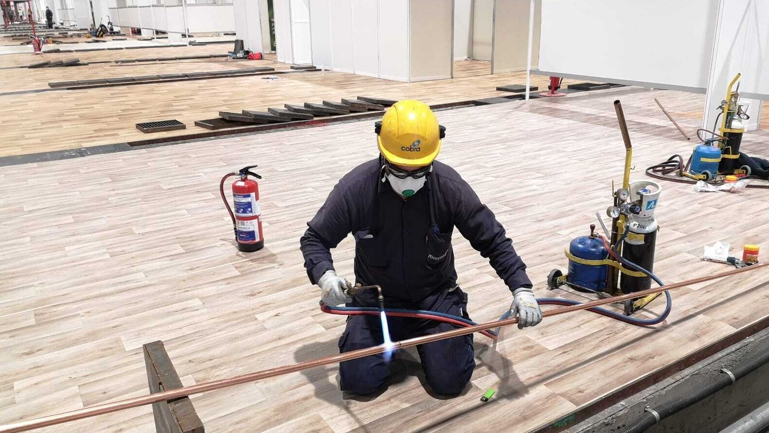 Un operario de Cobra, filial de ACS, trabajando en Ifema.