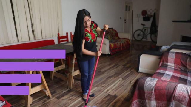 Una empleada extranjera en plenas funciones.