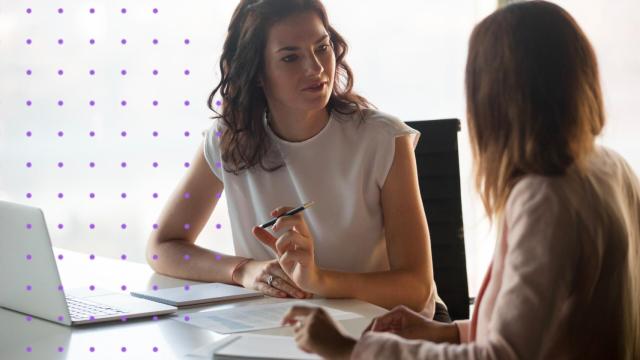 Una mujer en una entrevista de trabajo.