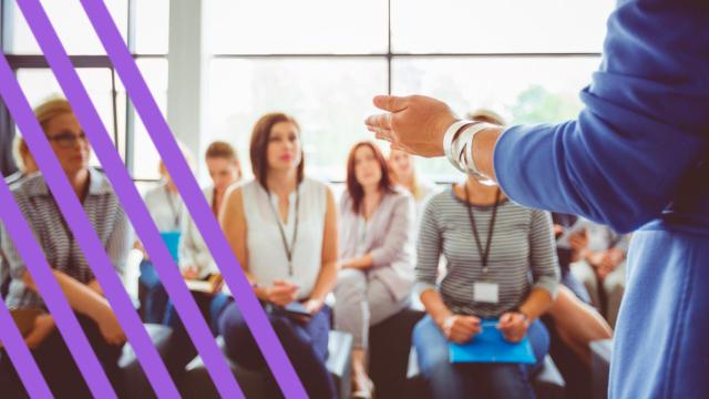 Varios trabajadores asisten a un curso de formación.