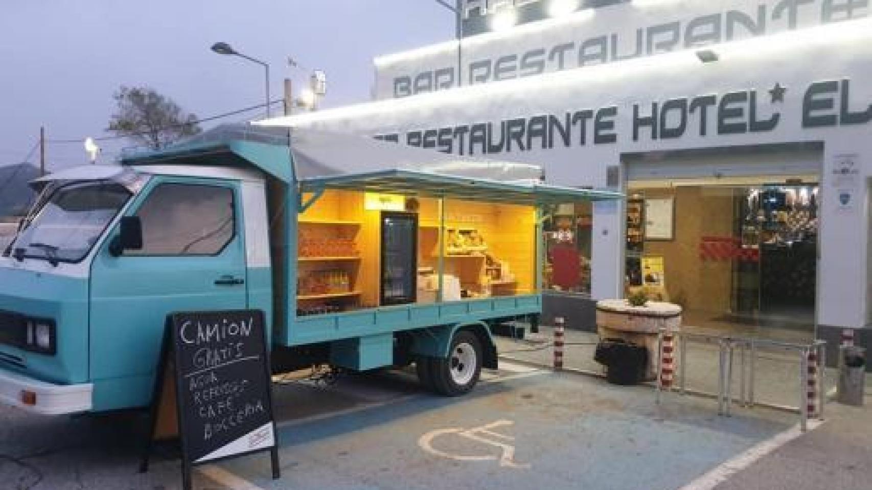Este 'food truck' espera a los camioneros que necesiten comer o beber algo caliente
