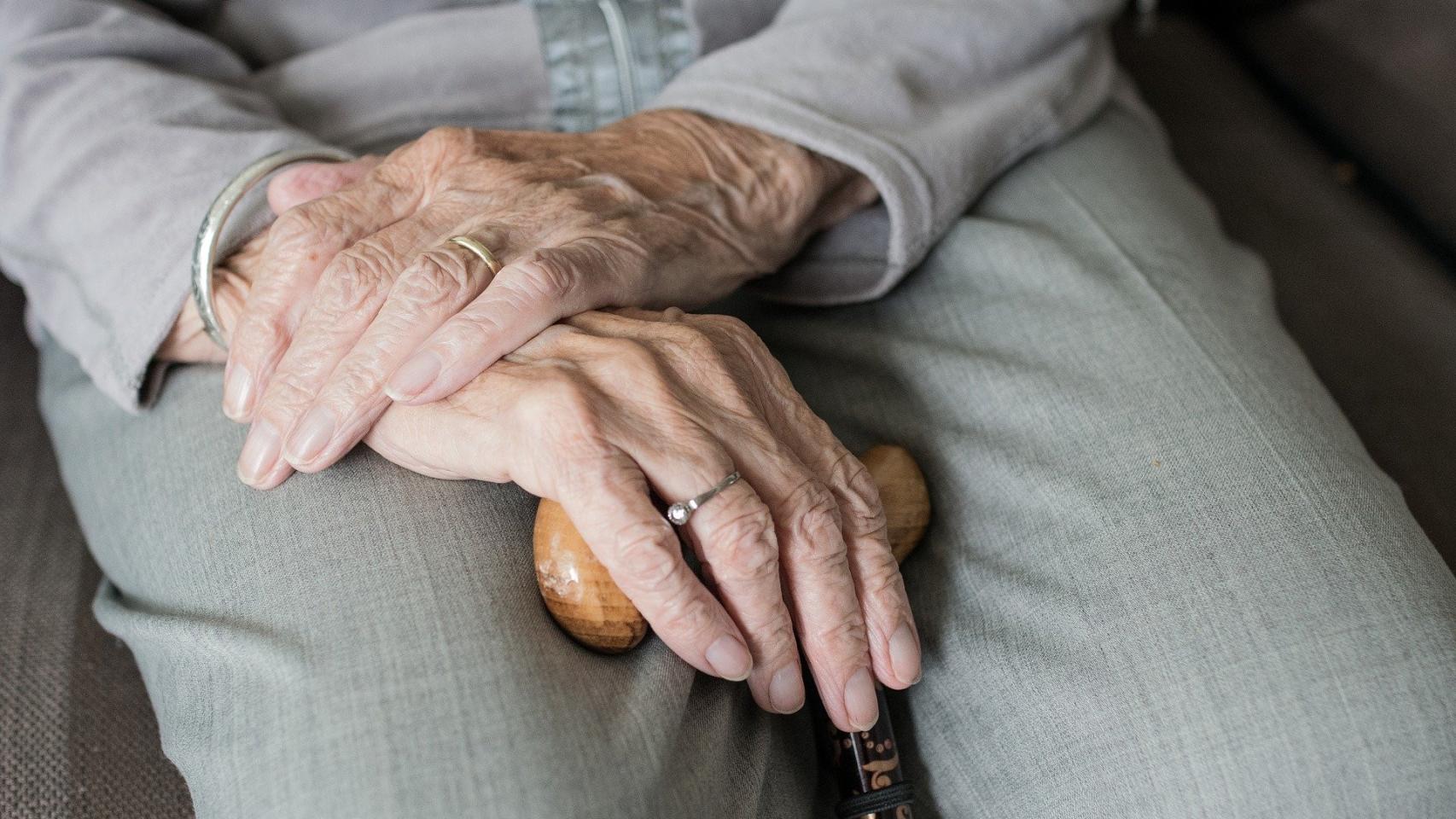 tercera edad anciana anciano viejo bastón residencia