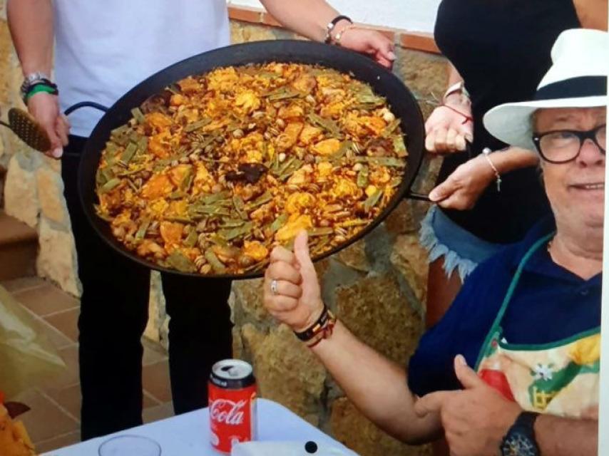 Arévalo luciendo su paella.