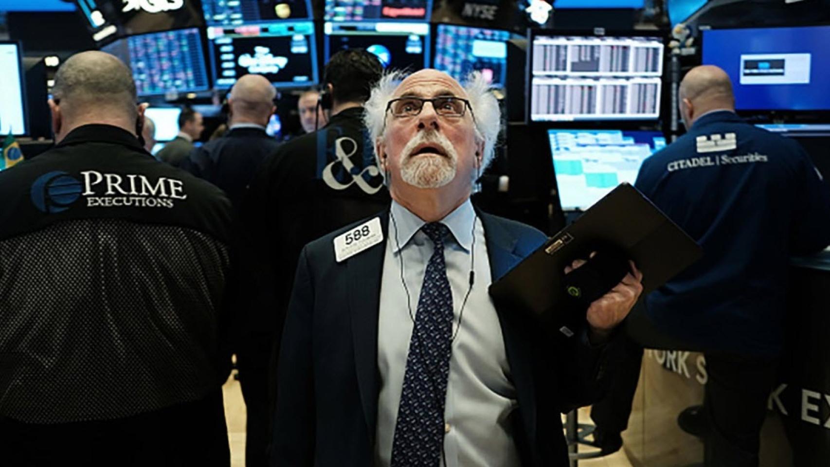 Un operador en la bolsa de Wall Street.