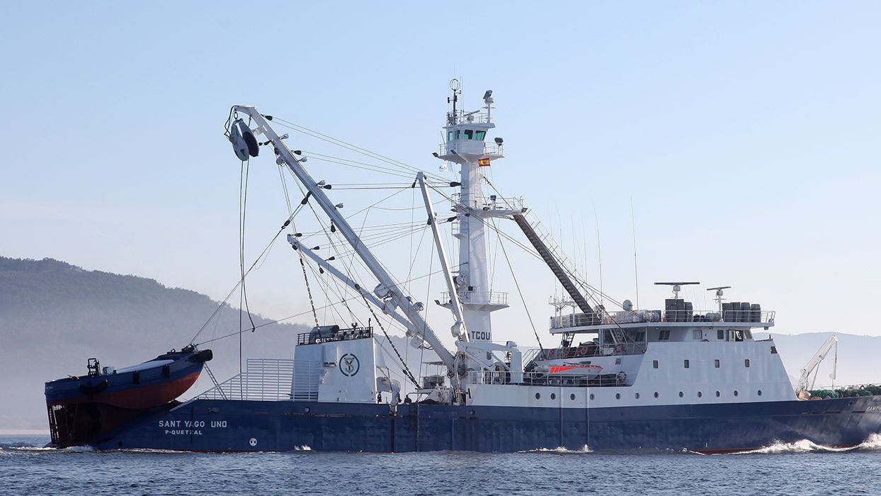 Uno de los barcos del grupo Jealsa faenando.