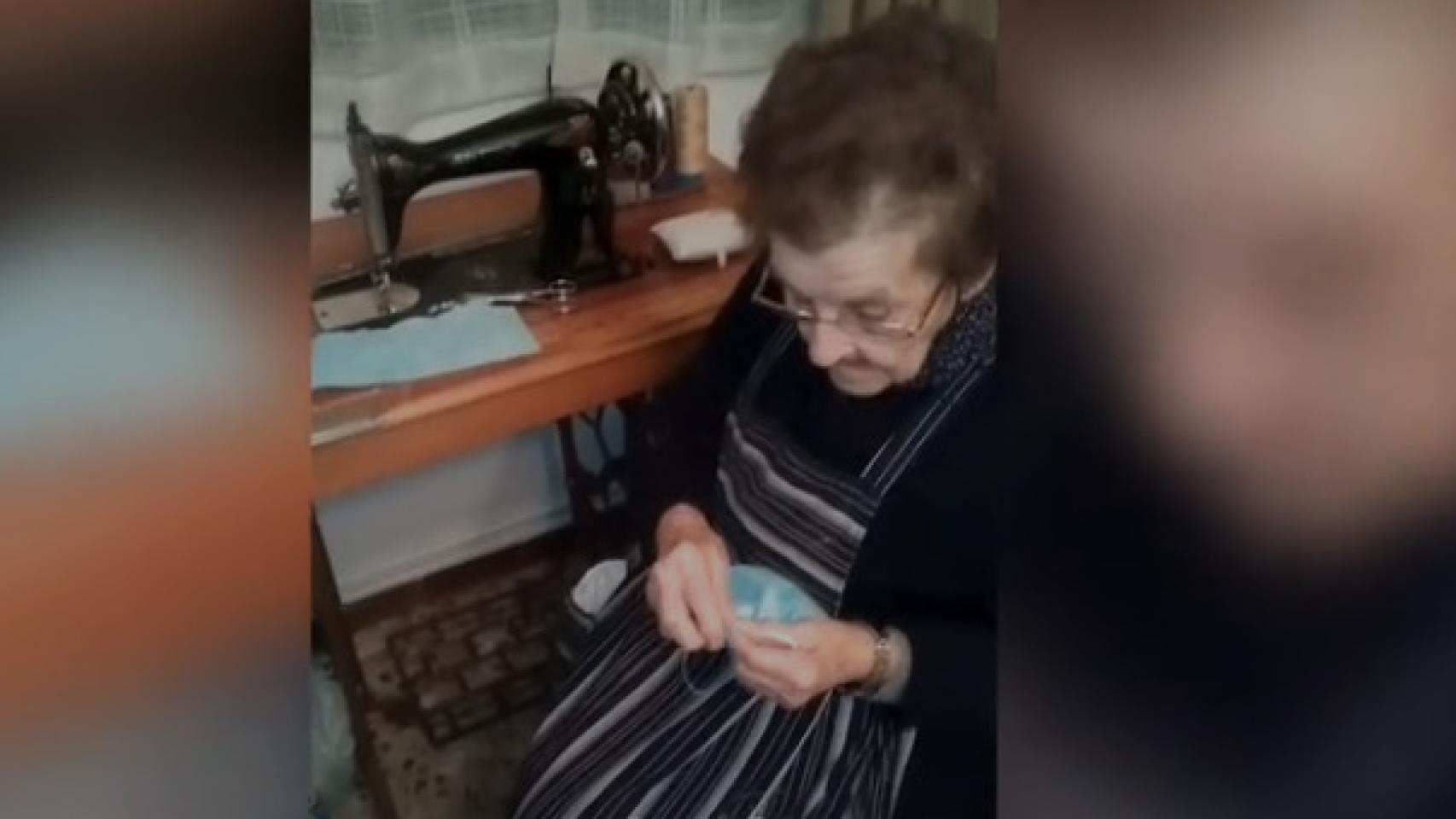 Filomena cosiendo mascarillas y batas.