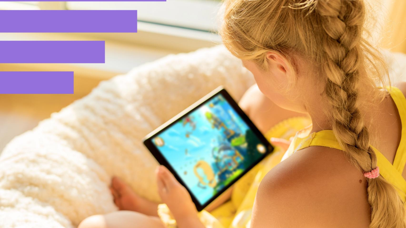 Una niña con una tablet.