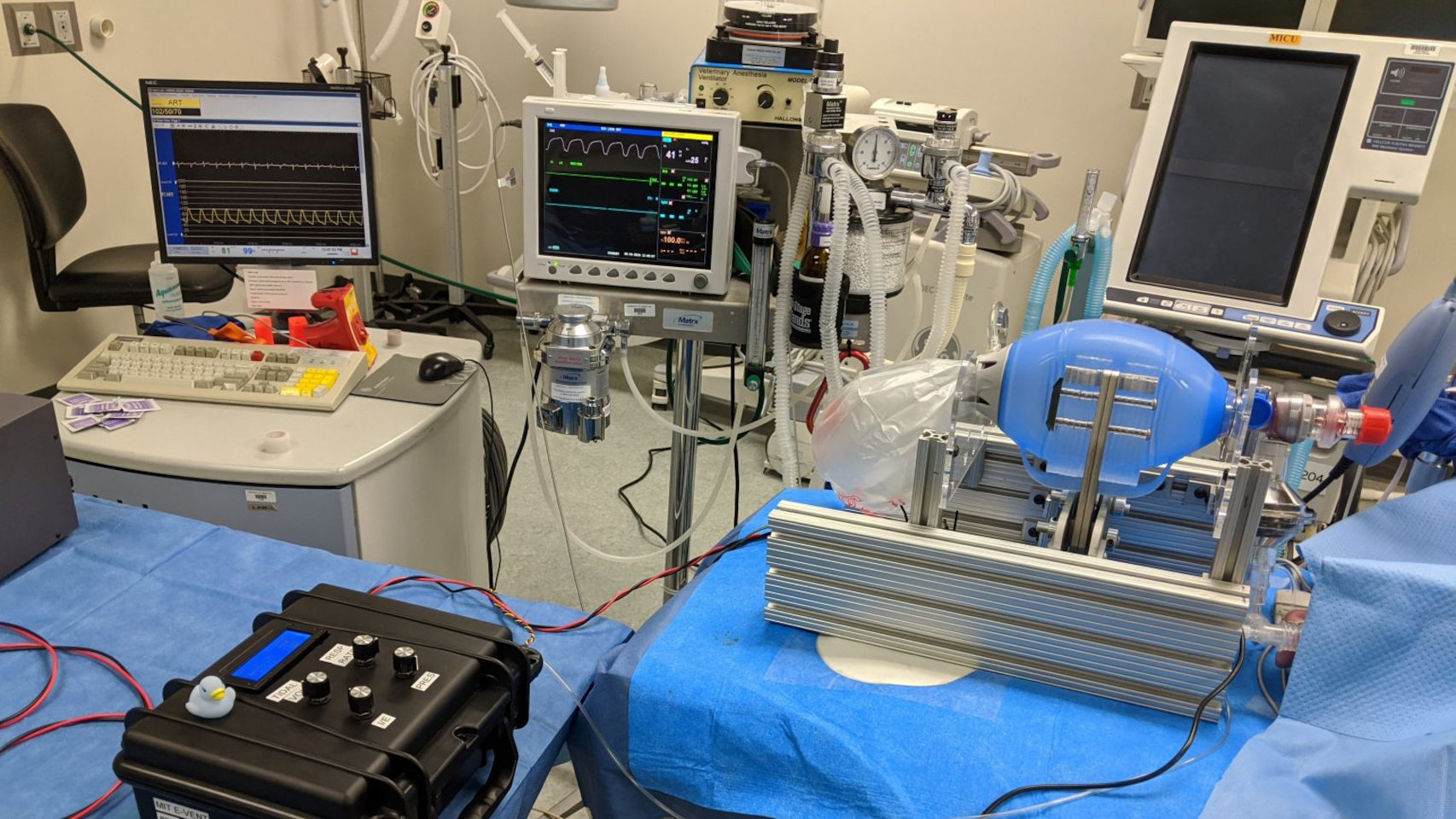 El respirador del MIT, entre equipamiento médico