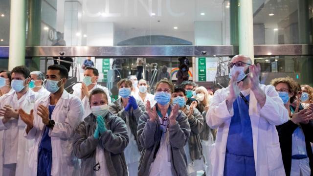 Sanitarios del Clínic de Barcelona se suman a los aplausos a las ocho de la tarde.