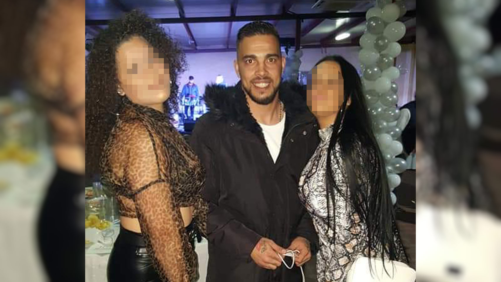 José 'El Paletas' de fiesta con dos mujeres después de haber recuperado la libertad.