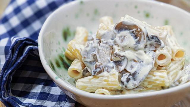 Macarrones con salsa de champiñones y nata, receta fácil de batalla