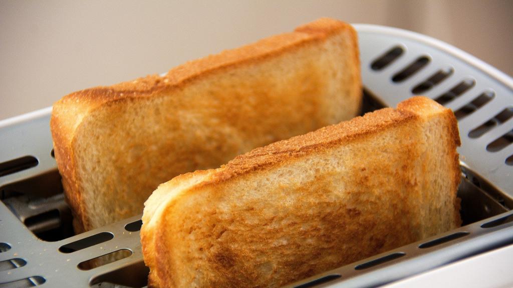Un par de tostadas recién salidas de la tostadora.