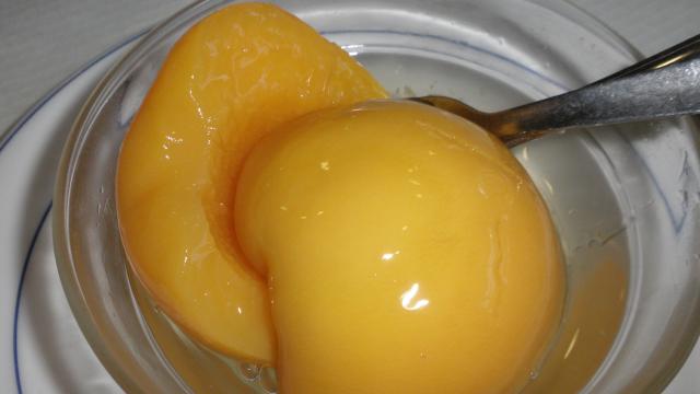 El melocotón en almíbar es un producto muy presente en nuestros supermercados.