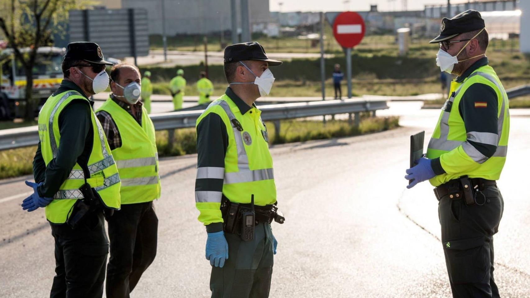 Agentes de la Guardia Civil controlando el tráfico estas últimas semanas.