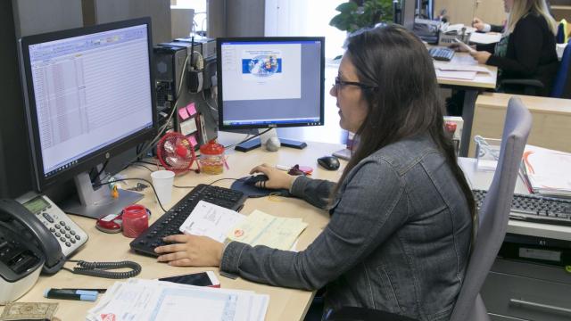 La trabajadora de una oficina.