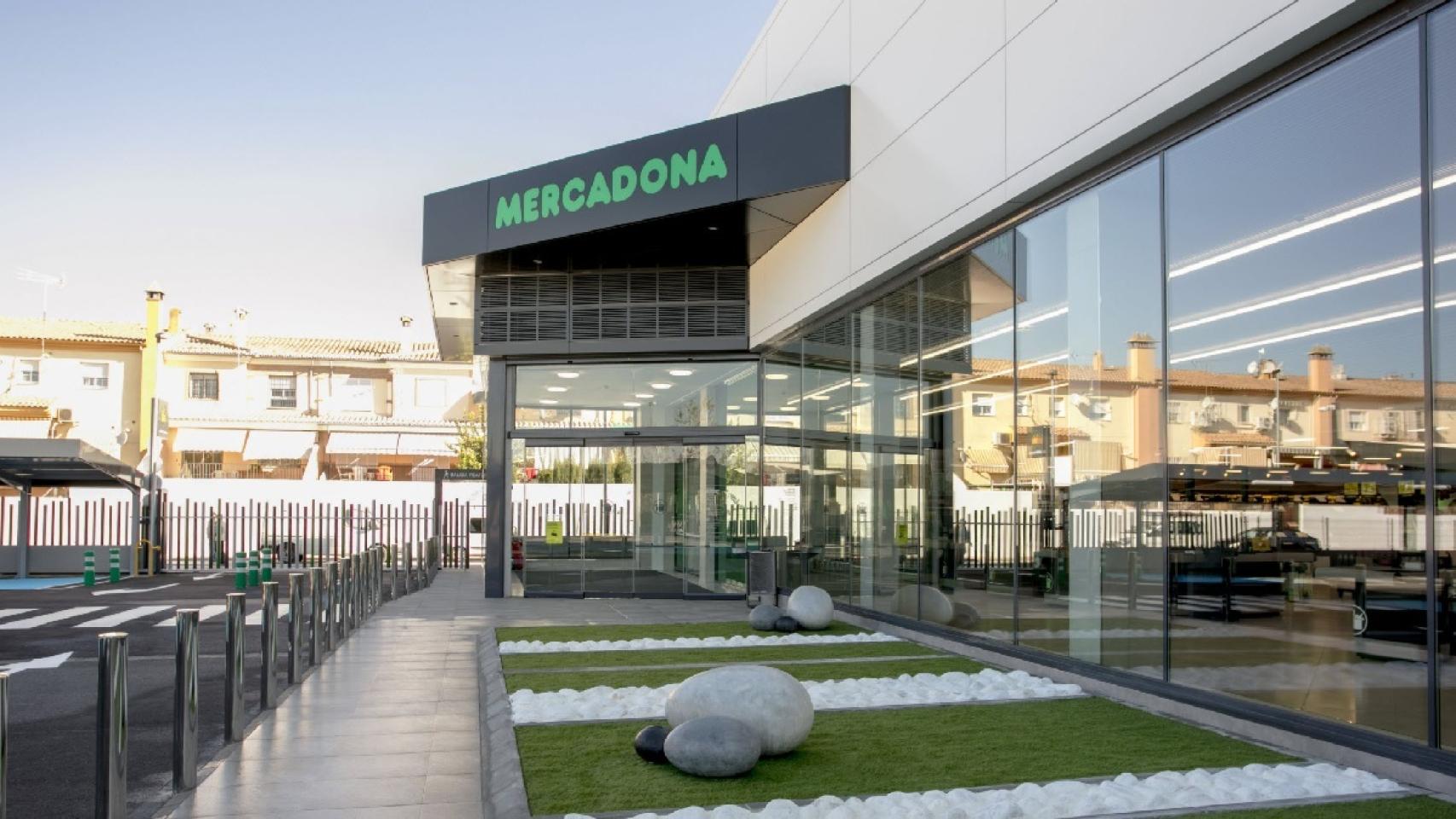 Mercadona entrega productos de primera necesidad al hospital de campaña de Ifema.