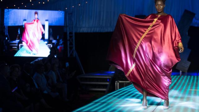 Una modelo durante el desfile 'Designing Dreams' para presentar la marca Che-Che.