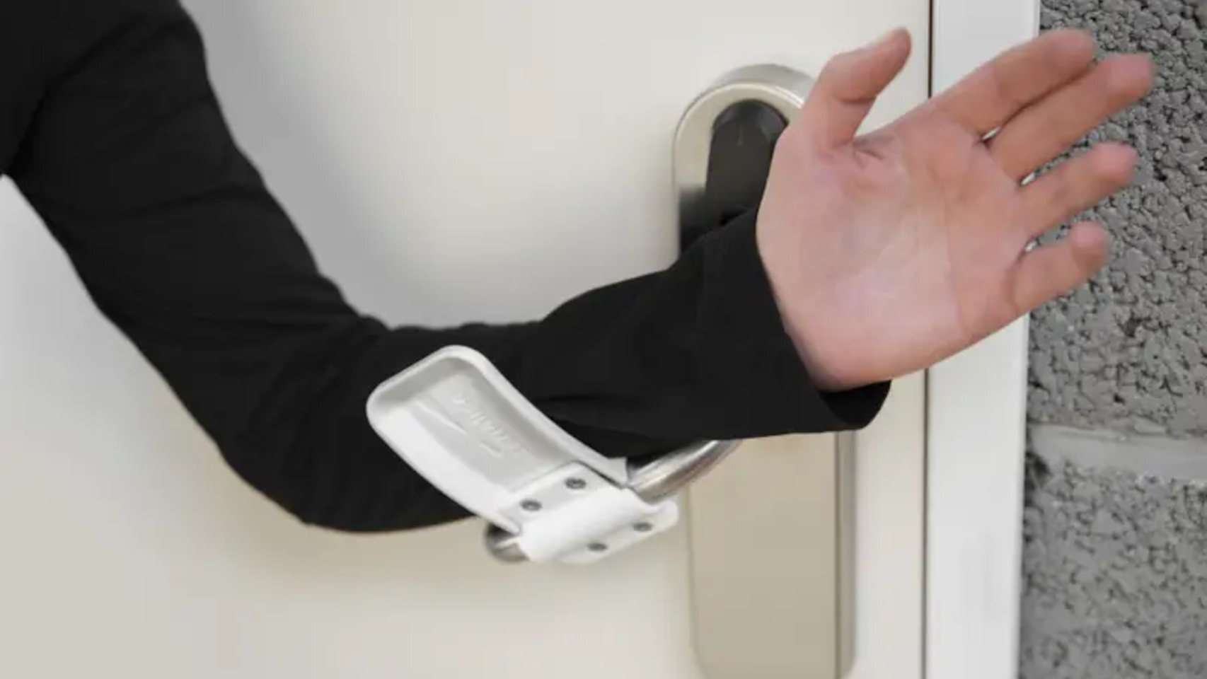 Accesorio impreso en 3D para abrir puertas sin tocar la manija