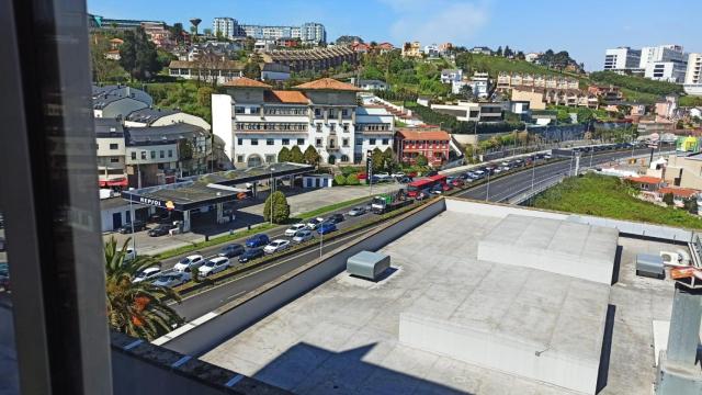 La avenida das Xubias registra un gran atasco por los controles.