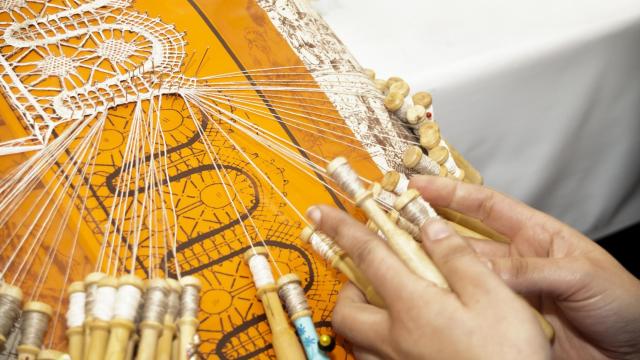 Palilleira haciendo encaje.