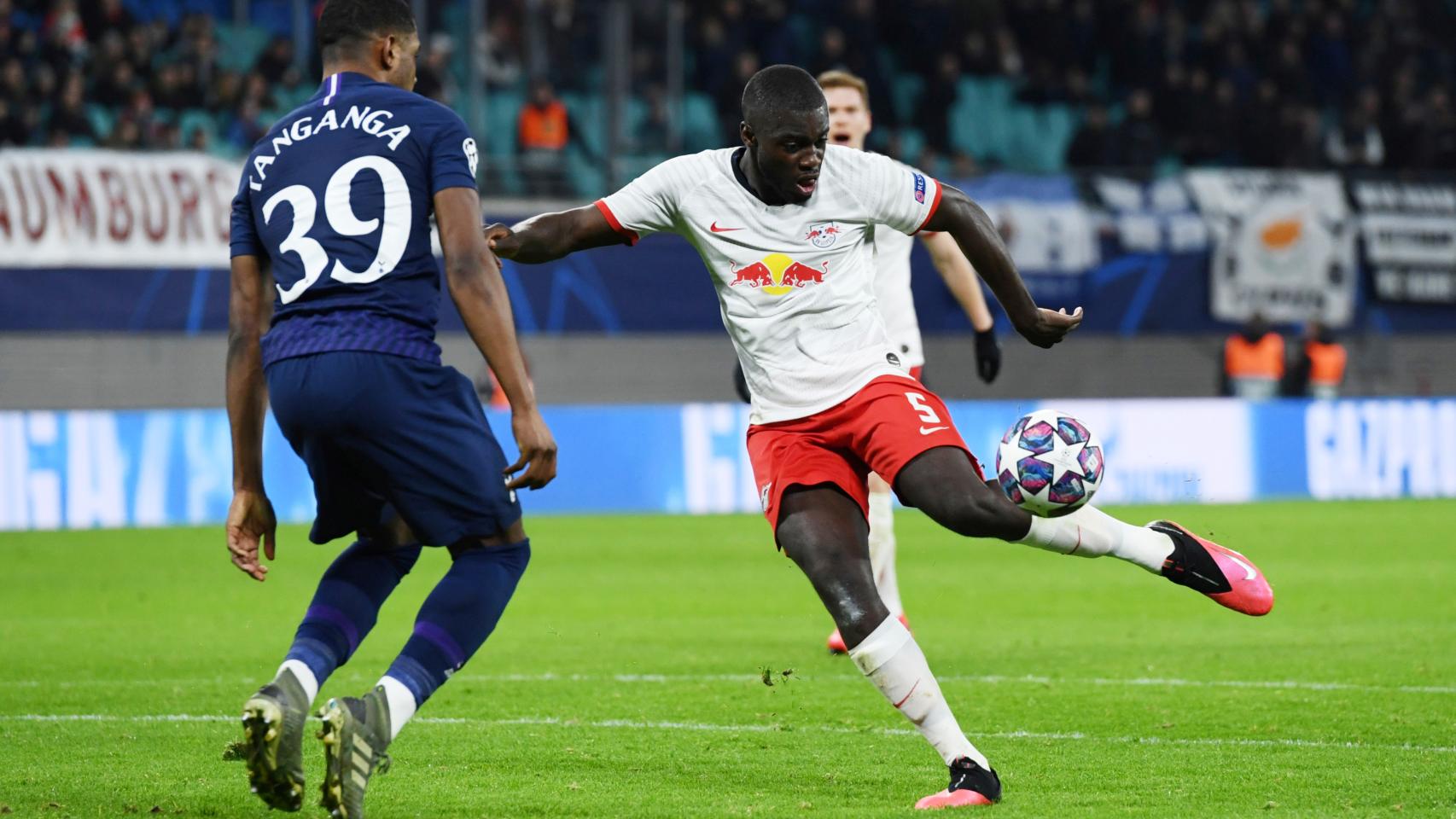 Dayot Upamecano, en un partido del Leipzig de la Champions League