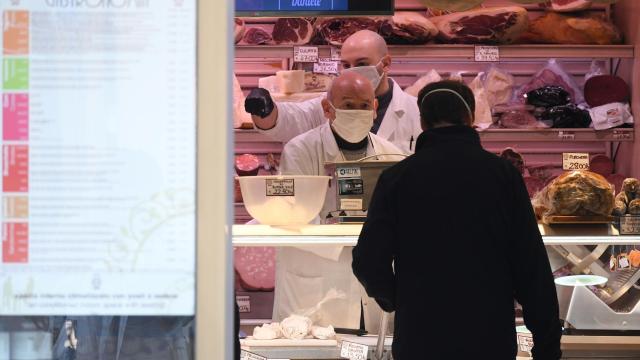 Un hombre adquiere alimentos en Roma.
