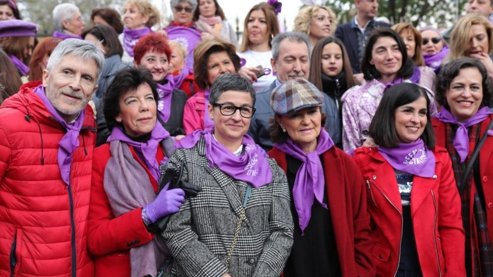 Los ministros Fernando Grande-Marlaska, Isabel Celaá, Arancha González Laya, la vicepresidenta primera del Gobierno, Carmen Calvo, la ministra Carolina Darias y la exministra de Trabajo Magdalena Valerio, en los momentos previos a la manifestación del 8M