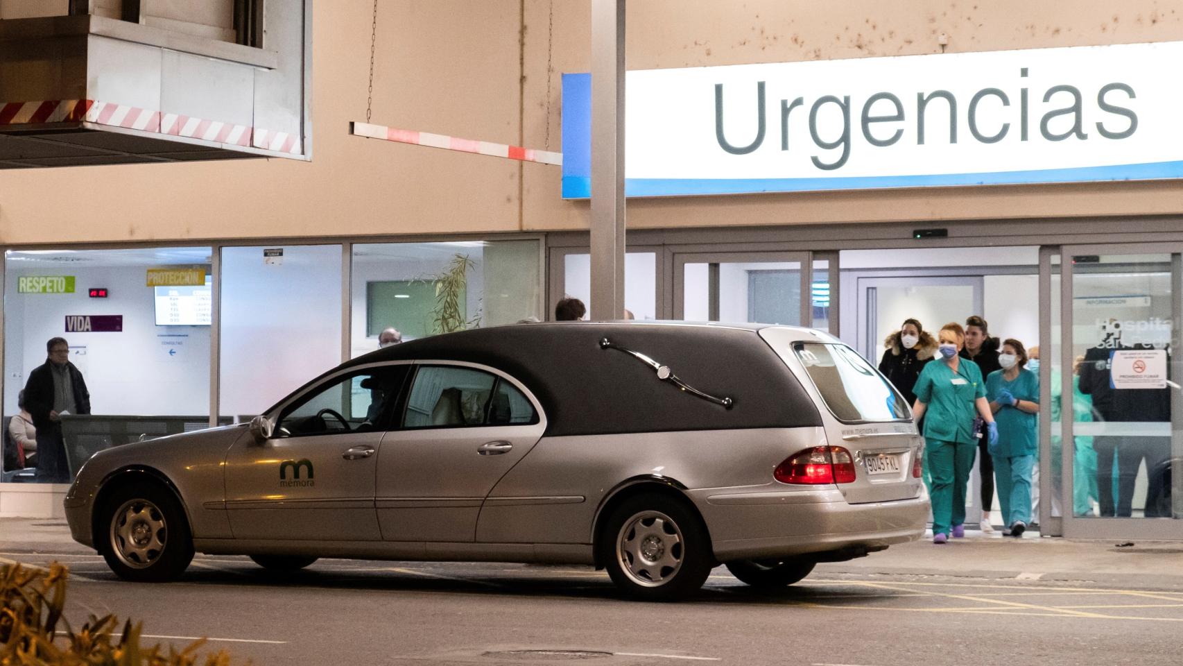 Un coche fúnebre frente a la entrada de Urgencias, en un hospital.