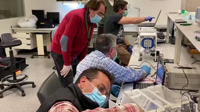 Los investigadores valencianos que están desarrollando el nuevo ventilador mecánico.