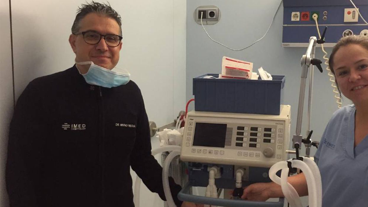 La pieza en impresión, en un respirador del Hospital IMED Levante de Benidorm.