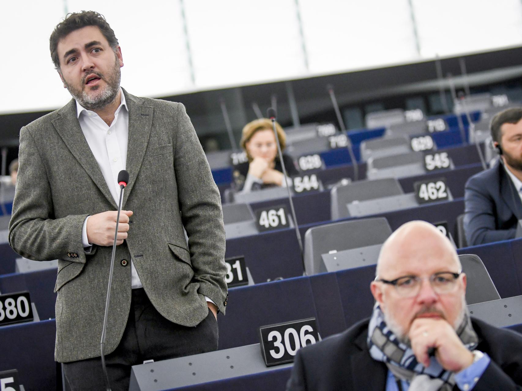 El portavoz económico del PSOE, Jonás Fernández, durante un pleno en la Eurocámara