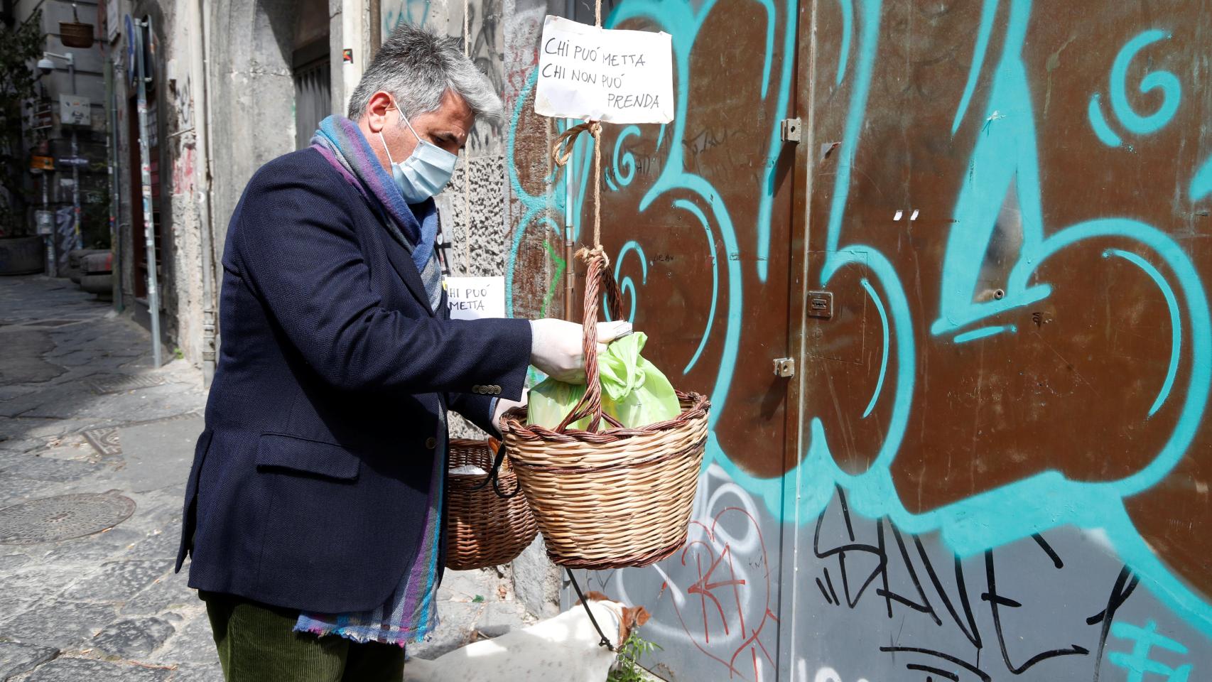 Italia lucha por contener la propagación del Covid-19. En la imagen, un vecino de Nápoles.