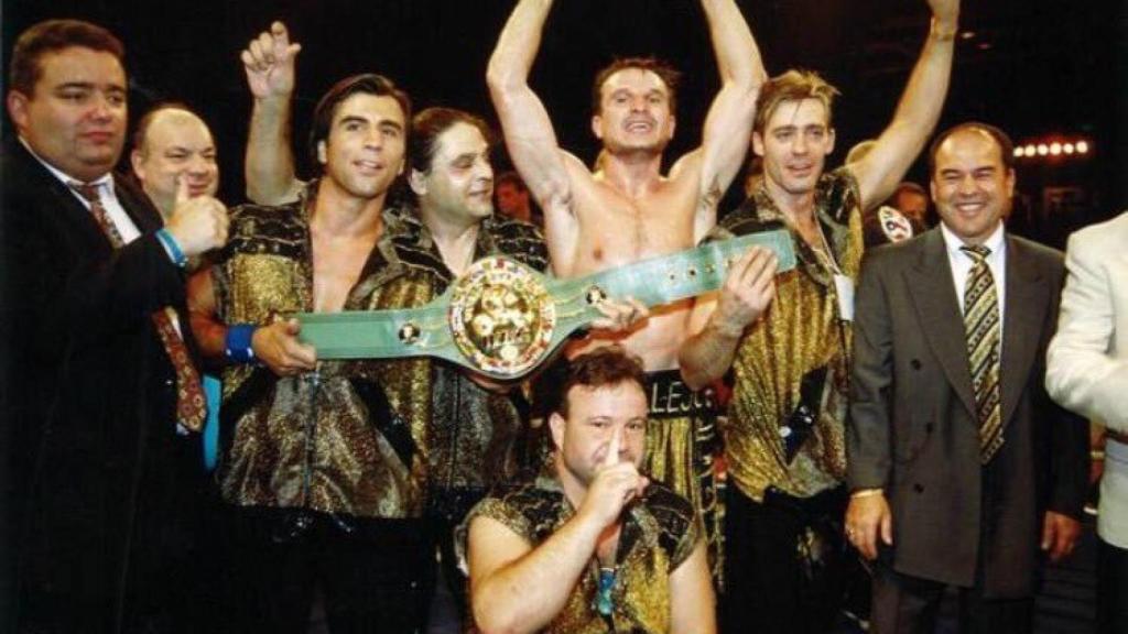 Javi Castillejo con su primer título en la Cubierta de Leganés