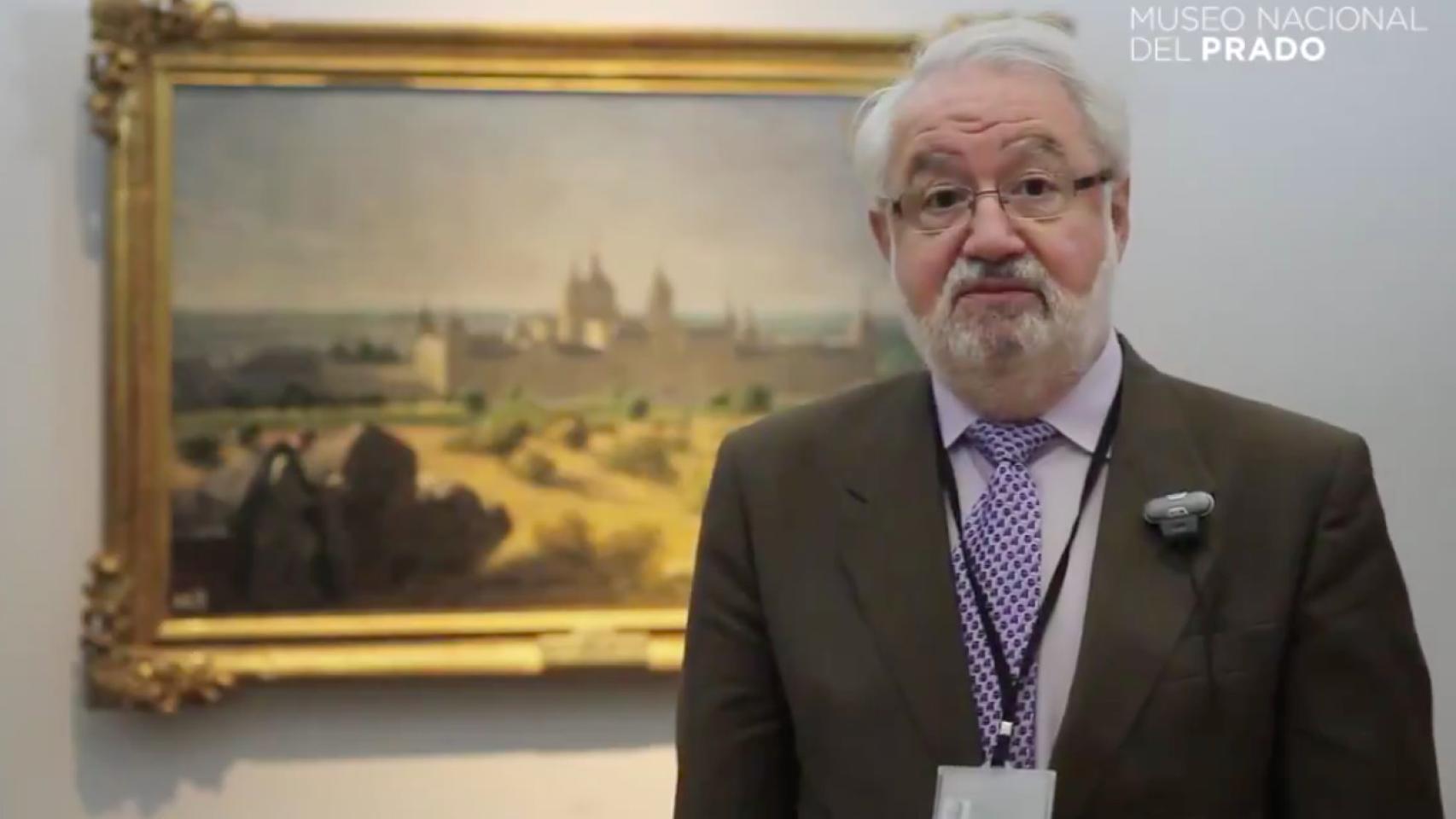 Juan José Luna comentando un cuadro de las colecciones del Prado.