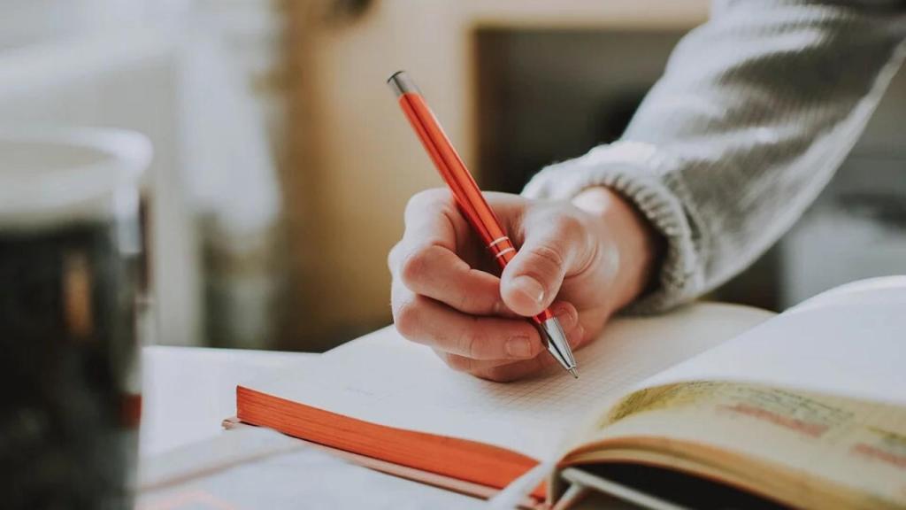 Un hombre escribiendo.