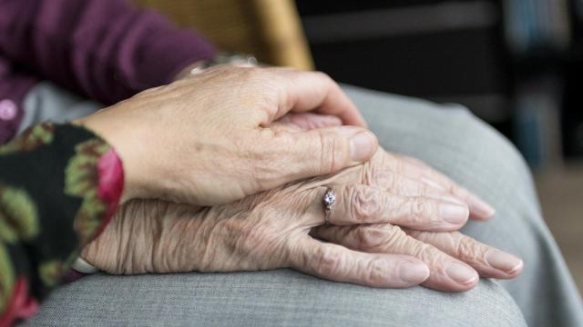 Mayores residencia ancianos viejos manos