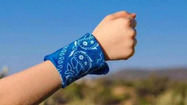 Un niño viste un pañuelo azul que le identifica como persona con TEA.