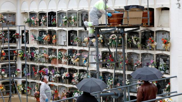 Un técnico trabaja en un cementerio de Cataluña.