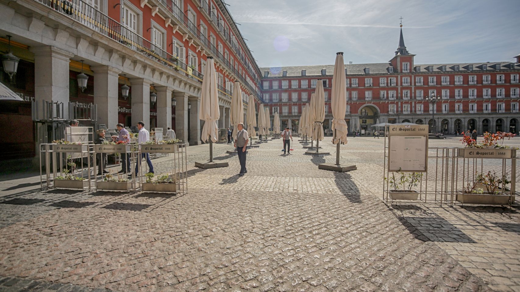 La Plaza Mayor de Madrid, casi desierta.