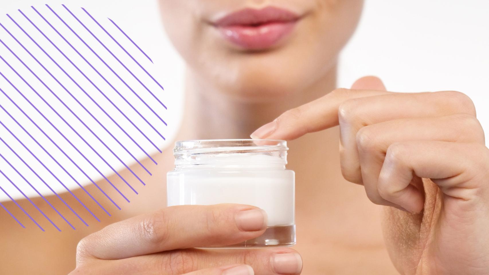 Una mujer usando crema.