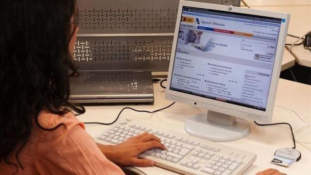 Una mujer hace gestiones en al página web de la Agencia Tributaria.