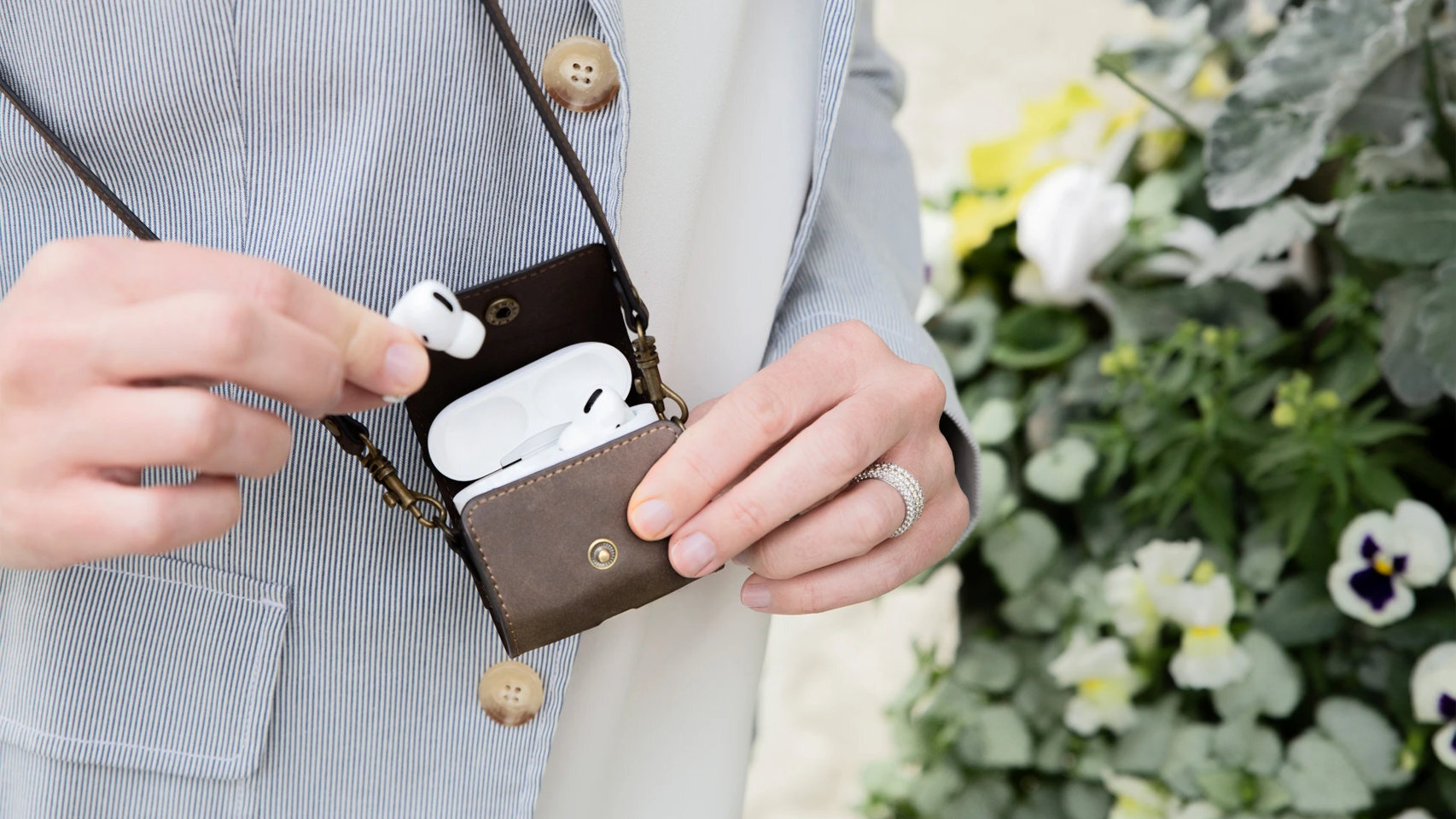 Un mini bolso permite llevar los AirPods de manera segura