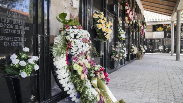 Una corona de flores en un cementerio.