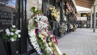 Una corona en el cementerio de Tomelloso, frente a un nicho recién ocupado.