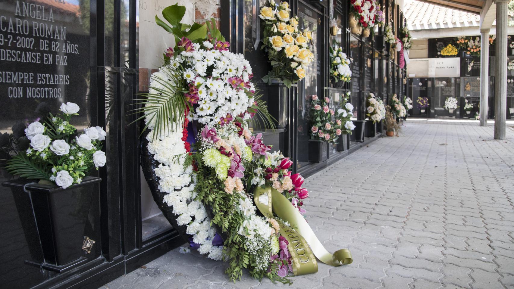 Una corona en el cementerio de Tomelloso, frente a un nicho recién ocupado.